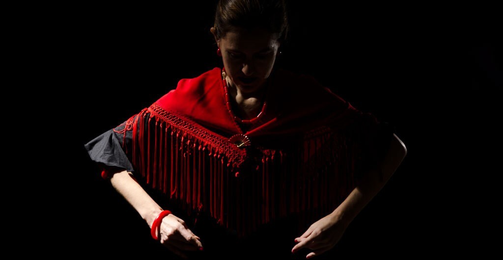 TIPOS Y FORMAS DE LLEVAR EL MANTONCILLO DE FLAMENCA