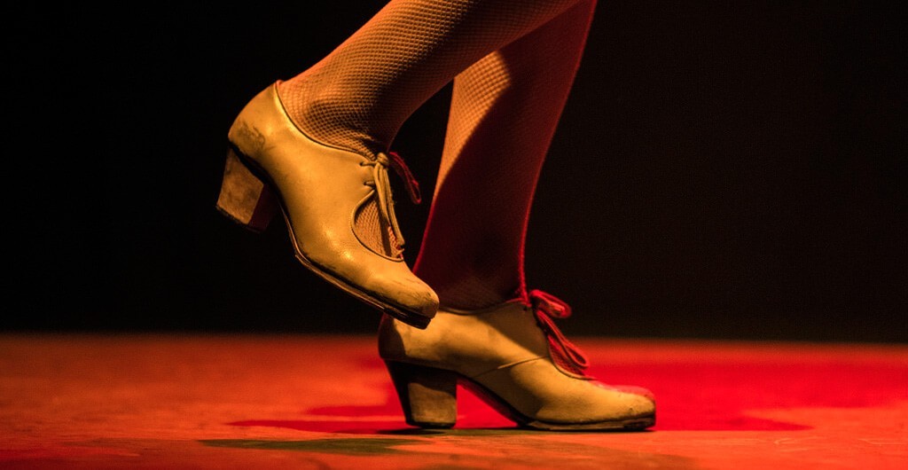 APRENDE A BAILAR FLAMENCO CON ZAPATOS ALMORADUX